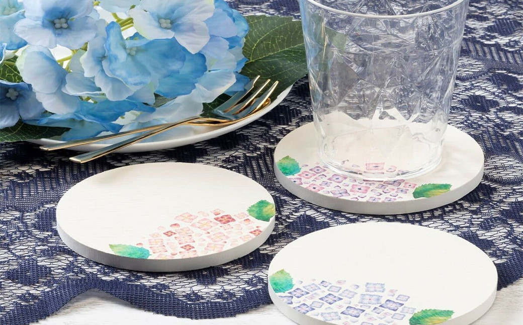 【６枚セット】アジサイ・珪藻土コースター / 珪藻土 アスベスト不使用 除湿 耐熱性 耐火性 消臭 吸水 丸 白 ホワイト 紫陽花 花 おしゃれ かわいい 可愛い プレゼント ギフト 贈答 贈り物 お祝い【ksi919-ajisai-6A】