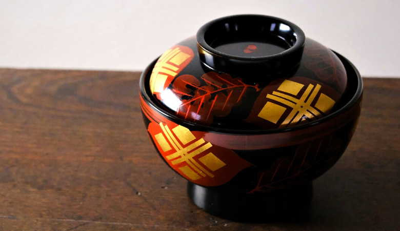 秀衡塗　秀衡大椀（柏紋）蓋付　5個組 / 漆器 お椀 大椀 食器 ふた付き セット 漆椀 漆塗 うるしぬり 手塗り 木製 伝統工芸品 和 お正月 高級 結婚 新築祝い お祝い 贈答 贈り物 プレゼント ギフト 香典返し お返し おもてなし【ocy915-kas-l-5】