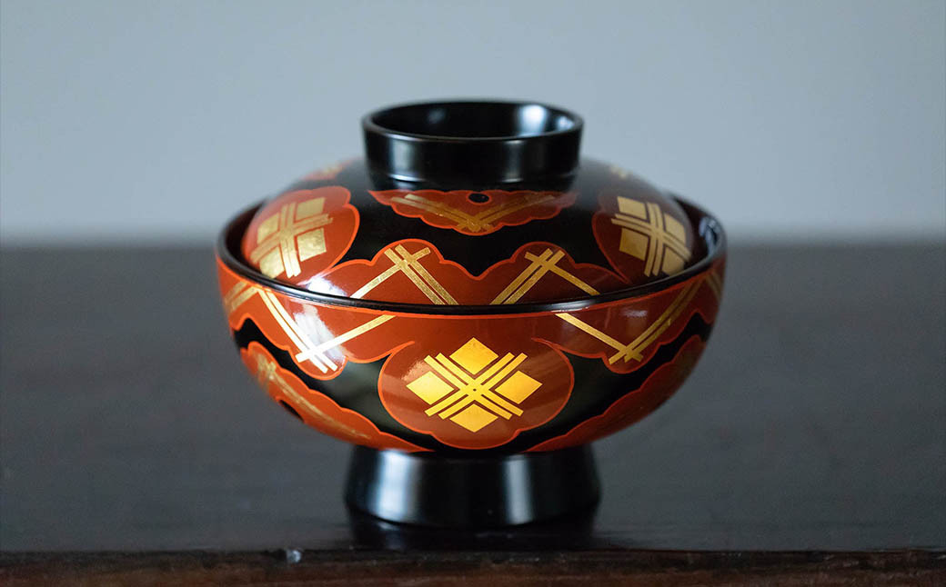 秀衡塗「煮物椀（雲紋・黒内古代朱）」3客 / 漆器 お椀 吸い物椀 煮物椀 おわん 食器 ふた付き セット 漆椀 漆塗 うるしぬり 手塗り 木製 伝統工芸品 和 お正月 高級 結婚 新築祝い お祝い 贈答 贈り物 プレゼント ギフト 香典返し お返し おもてなし【ocy915-koda-kum-3】