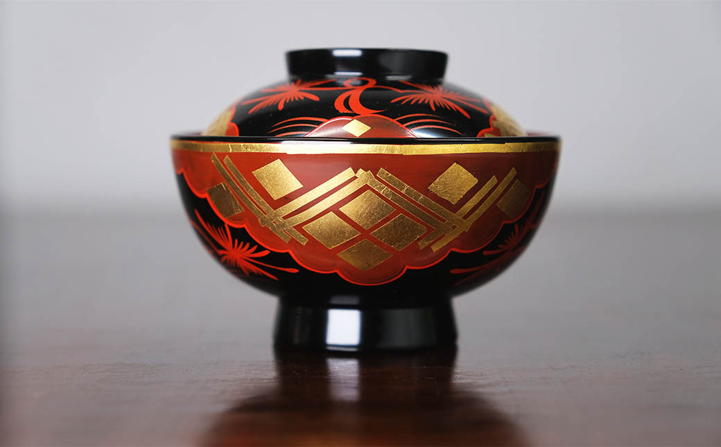 秀衡塗　煮物椀(松紋・黒内古代朱)　2個 / 漆器 お椀 吸い物椀 煮物椀 おわん 食器 ふた付き セット 漆椀 漆塗 うるしぬり 手塗り 木製 伝統工芸品 和 お正月 高級 結婚 新築祝い お祝い 贈答 贈り物 プレゼント ギフト 香典返し お返し おもてなし【ocy915-koda-mat-2】