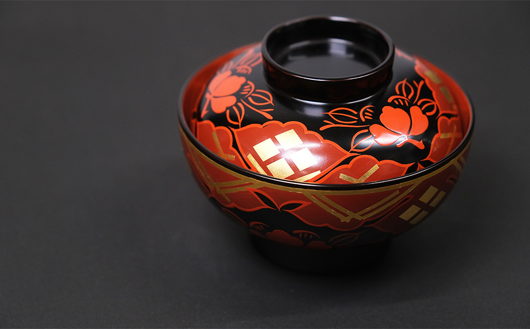 秀衡塗　煮物椀(椿紋・黒内古代朱)　2個 / 漆器 お椀 吸い物椀 煮物椀 おわん 食器 ふた付き セット 漆椀 漆塗 うるしぬり 手塗り 木製 伝統工芸品 和 お正月 高級 結婚 新築祝い お祝い 贈答 贈り物 プレゼント ギフト 香典返し お返し おもてなし【ocy915-koda-tsu-2】