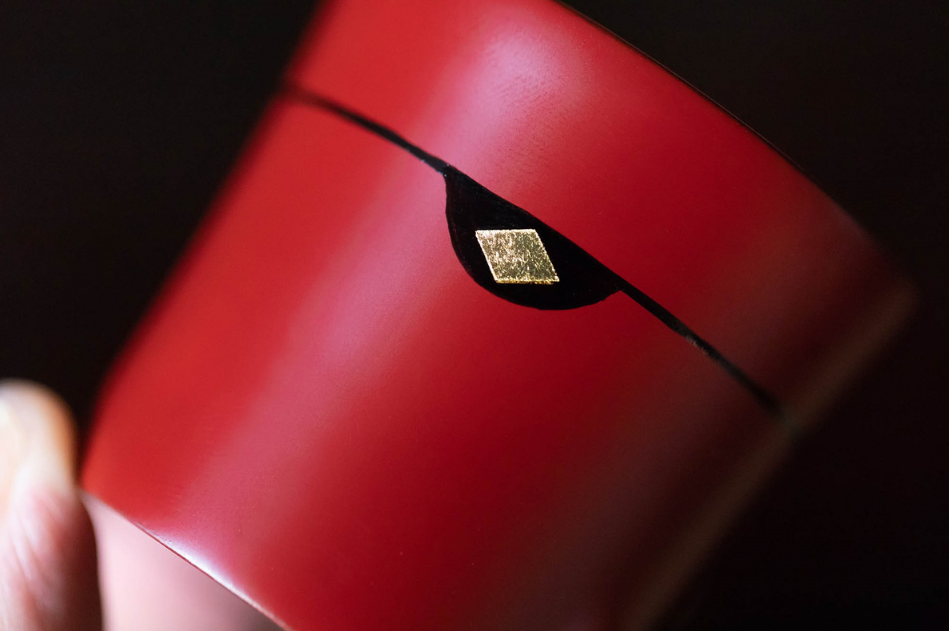 栃ぐいのみ２個（朱・黒） / 漆器 お酒 おちょこ ぐいのみ グラス 食器 漆塗 うるしぬり 手塗り 木製 伝統工芸品 和 お正月 高級 結婚 新築祝い お祝い 贈答 贈り物 プレゼント ギフト 香典返し お返し おもてなし【ocy924-gui-2-r-kA】