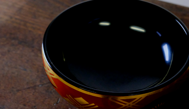 秀衡塗　盛鉢（20cm・菊） / 漆器 食器 漆塗 うるしぬり 手塗り 木製 伝統工芸品 和 お正月 高級 結婚 新築祝い お祝い 贈答 贈り物 プレゼント ギフト 香典返し お返し おもてなし【ocy925-kik-20-1】