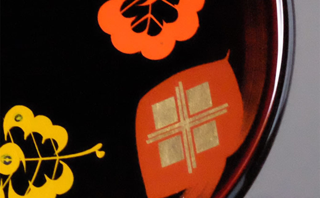 秀衡塗　丸盆　30㎝　柏紋 / 漆器 食器 お盆 漆塗 うるしぬり 手塗り 木製 伝統工芸品 和 お正月 高級 結婚 新築祝い お祝い 贈答 贈り物 プレゼント ギフト 香典返し お返し おもてなし【ocy925-r-kas-30-1】