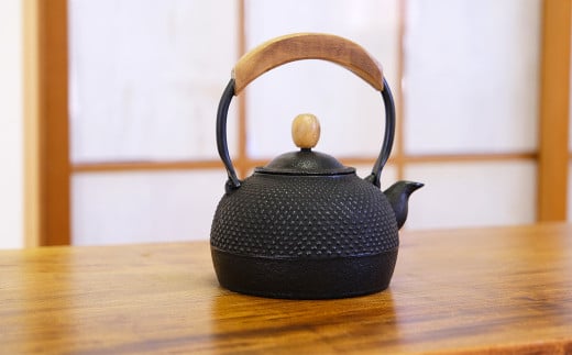 南部鉄器 鉄瓶（気づかい）平丸アラレ 1L 【IH対応】/ IH調理器 ih 伝統工芸品 やかん ケトル キッチン用品 食器 日用品 雑貨 伝統 職人 工房和秋【wsh918-k-ara-1B】