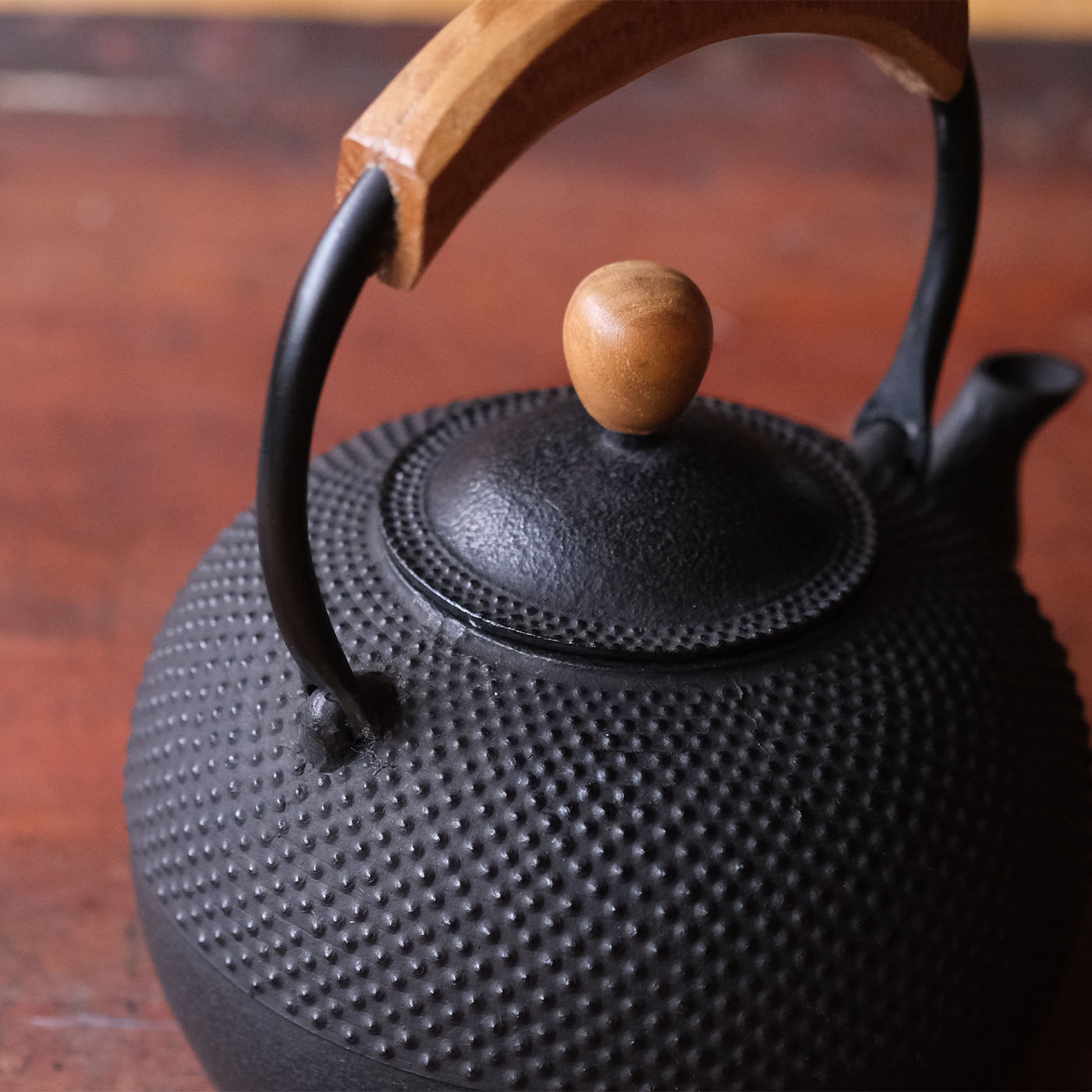 南部鉄器 鉄瓶（気づかい）平丸アラレ 1.25L 【IH対応】/ IH調理器 ih 伝統工芸品 やかん ケトル キッチン用品 食器 日用品 雑貨 伝統 職人 工房和秋【wsh918-k-ara-1d25B】