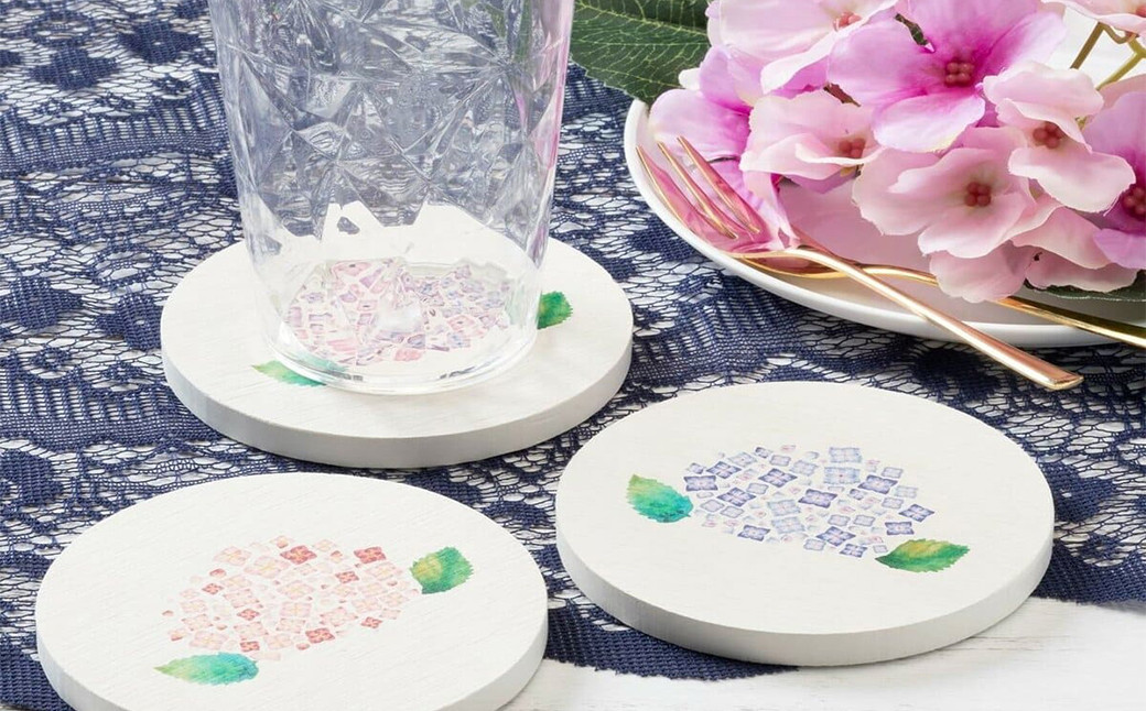 【６枚セット】アジサイ・珪藻土コースター / 珪藻土 アスベスト不使用 除湿 耐熱性 耐火性 消臭 吸水 丸 白 ホワイト 紫陽花 花 おしゃれ かわいい 可愛い プレゼント ギフト 贈答 贈り物 お祝い【ksi919-ajisai-6A】