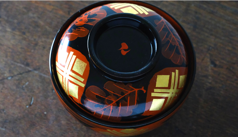 秀衡塗　秀衡大椀（柏紋）蓋付　5個組 / 漆器 お椀 大椀 食器 ふた付き セット 漆椀 漆塗 うるしぬり 手塗り 木製 伝統工芸品 和 お正月 高級 結婚 新築祝い お祝い 贈答 贈り物 プレゼント ギフト 香典返し お返し おもてなし【ocy915-kas-l-5】