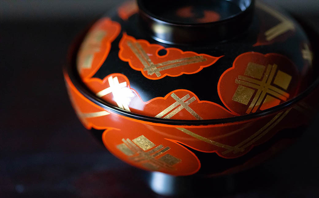 秀衡塗「煮物椀（雲紋・黒内古代朱）」3客 / 漆器 お椀 吸い物椀 煮物椀 おわん 食器 ふた付き セット 漆椀 漆塗 うるしぬり 手塗り 木製 伝統工芸品 和 お正月 高級 結婚 新築祝い お祝い 贈答 贈り物 プレゼント ギフト 香典返し お返し おもてなし【ocy915-koda-kum-3】