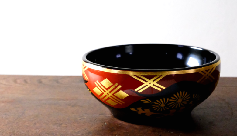 秀衡塗　盛鉢（20cm・菊） / 漆器 食器 漆塗 うるしぬり 手塗り 木製 伝統工芸品 和 お正月 高級 結婚 新築祝い お祝い 贈答 贈り物 プレゼント ギフト 香典返し お返し おもてなし【ocy925-kik-20-1】