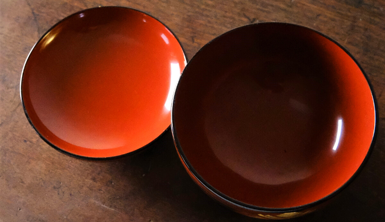 秀衡塗　秀衡大椀（柏紋）蓋付　5個組 / 漆器 お椀 大椀 食器 ふた付き セット 漆椀 漆塗 うるしぬり 手塗り 木製 伝統工芸品 和 お正月 高級 結婚 新築祝い お祝い 贈答 贈り物 プレゼント ギフト 香典返し お返し おもてなし【ocy915-kas-l-5】