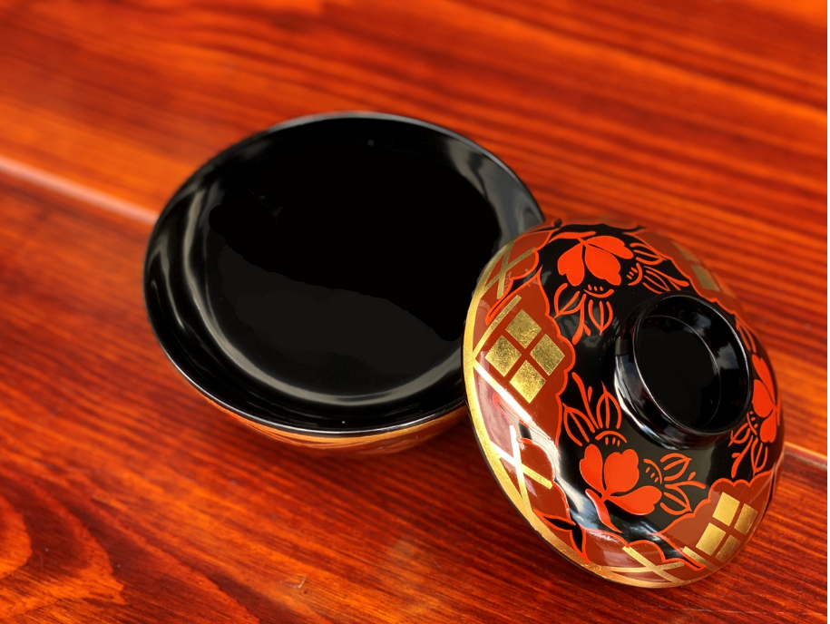 煮物椀　秀衡椿紋　蓋付　2個入れ / 漆器 お椀 吸い物椀 煮物椀 おわん 食器 ふた付き セット 漆椀 漆塗 うるしぬり 手塗り 木製 伝統工芸品 和 お正月 高級 結婚 新築祝い お祝い 贈答 贈り物 プレゼント ギフト 香典返し お返し おもてなし【ocy915-tsu-2A】