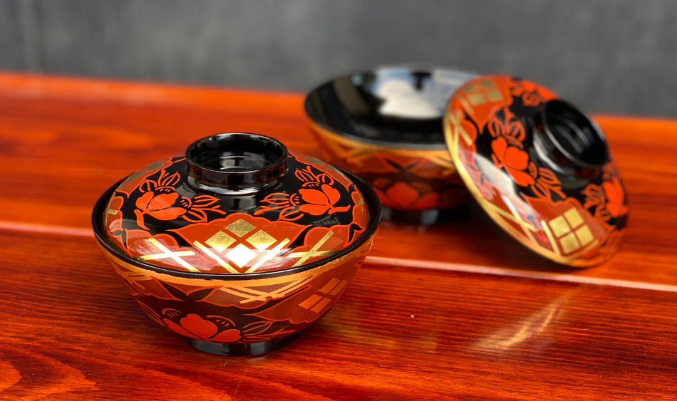 煮物椀　秀衡椿紋　蓋付　5個入れ / 漆器 お椀 吸い物椀 煮物椀 おわん 食器 ふた付き セット 漆椀 漆塗 うるしぬり 手塗り 木製 伝統工芸品 和 お正月 高級 結婚 新築祝い お祝い 贈答 贈り物 プレゼント ギフト 香典返し お返し おもてなし【ocy915-tsu-5A】