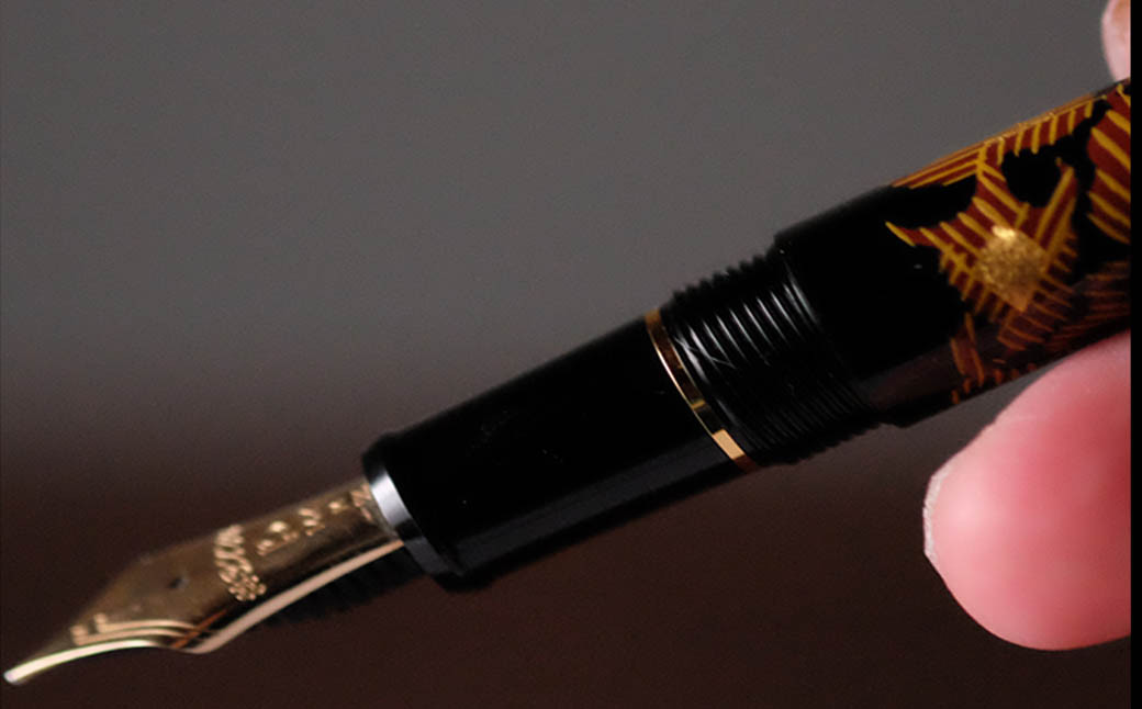 秀衡塗　秀衡宝相華唐草紋様万年筆 / 漆塗 うるしぬり 手塗り 木製 伝統工芸品 文房具 まんねんひつ 和 高級 結婚 新築祝い 記念品 就職 進学 お祝い 贈答 贈り物 プレゼント ギフト 香典返し お返し おもてなし【ocy916-pen-1】