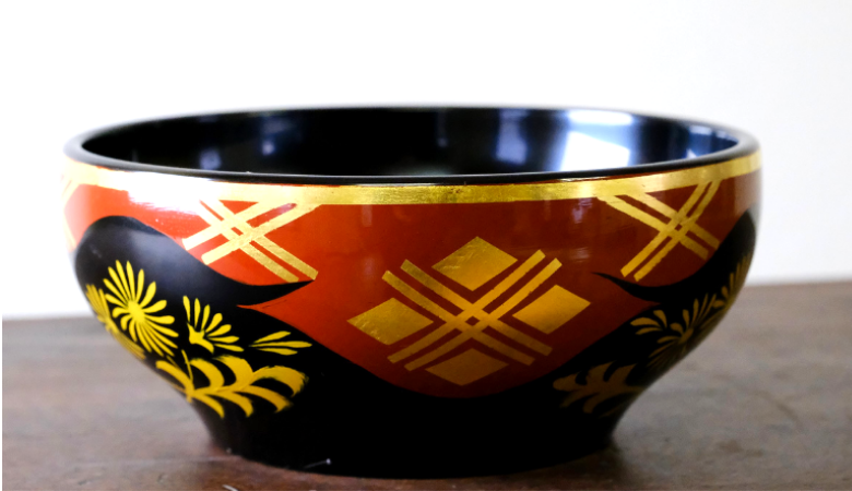 秀衡塗　盛鉢（20cm・菊） / 漆器 食器 漆塗 うるしぬり 手塗り 木製 伝統工芸品 和 お正月 高級 結婚 新築祝い お祝い 贈答 贈り物 プレゼント ギフト 香典返し お返し おもてなし【ocy925-kik-20-1】