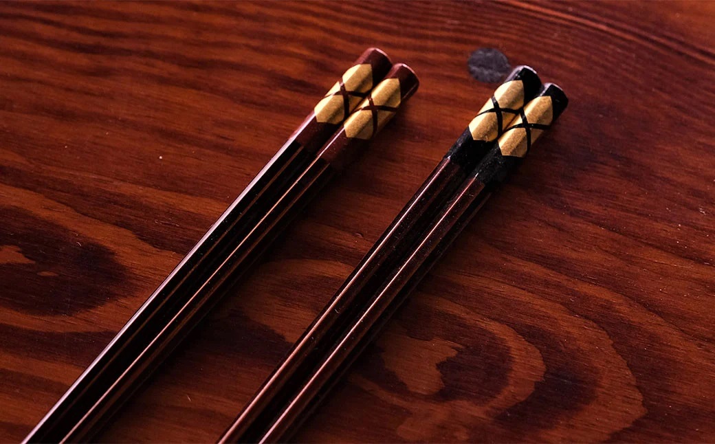 八角箸　花塗り　夫婦　 / 漆器 食器 お箸 はし 夫婦箸 漆塗 うるしぬり 手塗り 木製 伝統工芸品 和 お正月 高級 結婚 新築祝い お祝い 贈答 贈り物 プレゼント ギフト 香典返し お返し おもてなし【ocy927-set-meoto-2A】