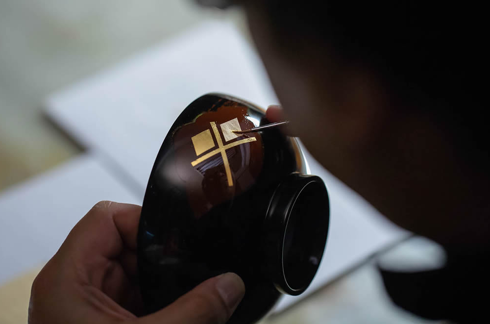 秀衡塗　オーダーメイド　秀衡塗色紙板【模様・文字(30文字以内)】　皿立て付き / 漆器 漆塗 うるしぬり 手塗り オーダーメイド 木製 伝統工芸品 インテリア 和 お正月 高級 結婚 新築祝い お祝い 贈答 贈り物 プレゼント ギフト 香典返し お返し おもてなし【ocy930-plate-om-1】