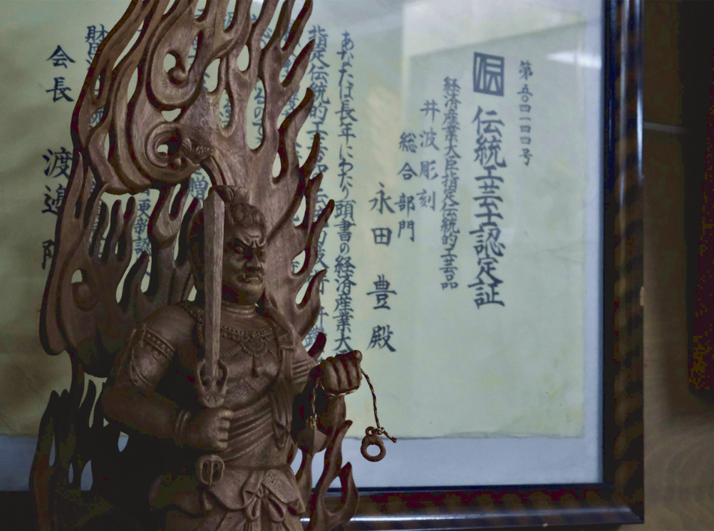 木彫り表札 / 井波彫刻 木彫り 手彫り 木製 欅 けやき 伝統工芸品 オリジナル 名入れ  玄関 プレート 和風 お祝い 新築 結婚 一軒家 戸建て【kbk921-wood-keyaA】