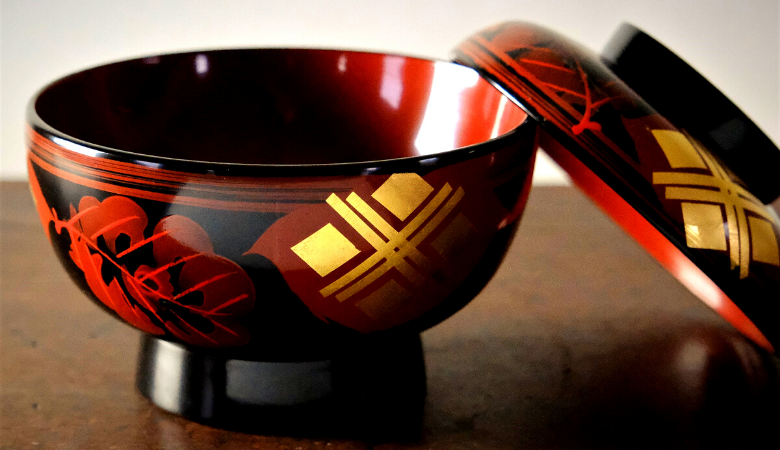 秀衡塗　秀衡大椀（柏紋）蓋付　5個組 / 漆器 お椀 大椀 食器 ふた付き セット 漆椀 漆塗 うるしぬり 手塗り 木製 伝統工芸品 和 お正月 高級 結婚 新築祝い お祝い 贈答 贈り物 プレゼント ギフト 香典返し お返し おもてなし【ocy915-kas-l-5】