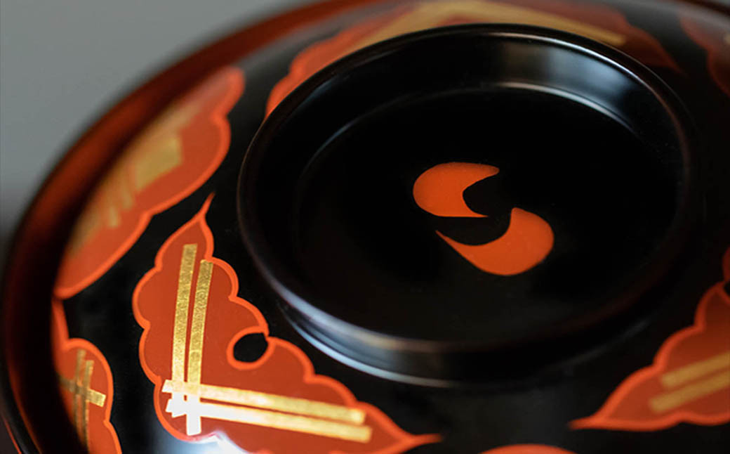 秀衡塗「煮物椀（雲紋・黒内古代朱）」3客 / 漆器 お椀 吸い物椀 煮物椀 おわん 食器 ふた付き セット 漆椀 漆塗 うるしぬり 手塗り 木製 伝統工芸品 和 お正月 高級 結婚 新築祝い お祝い 贈答 贈り物 プレゼント ギフト 香典返し お返し おもてなし【ocy915-koda-kum-3】