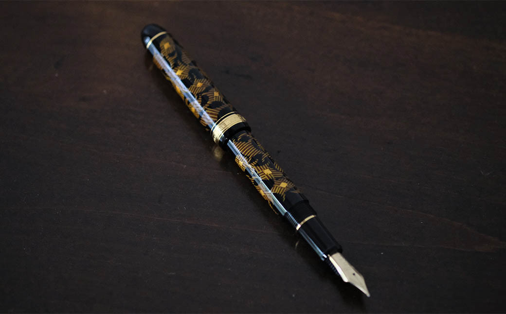 秀衡塗　秀衡宝相華唐草紋様万年筆 / 漆塗 うるしぬり 手塗り 木製 伝統工芸品 文房具 まんねんひつ 和 高級 結婚 新築祝い 記念品 就職 進学 お祝い 贈答 贈り物 プレゼント ギフト 香典返し お返し おもてなし【ocy916-pen-1】