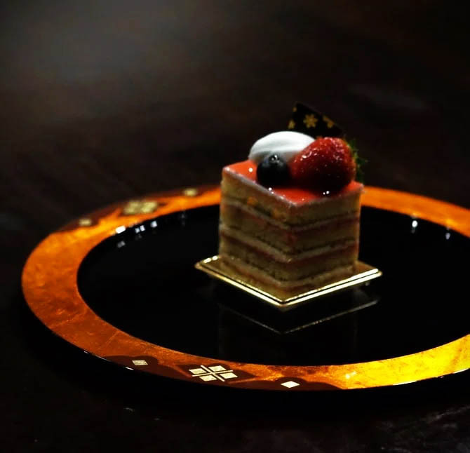 秀衡塗　盛皿　白檀プレート　丸 / 漆器 食器 プレート 漆塗 うるしぬり 手塗り 木製 伝統工芸品 和 お正月 高級 結婚 新築祝い お祝い 贈答 贈り物 プレゼント ギフト 香典返し お返し おもてなし【ocy925-r-byaku-1A】