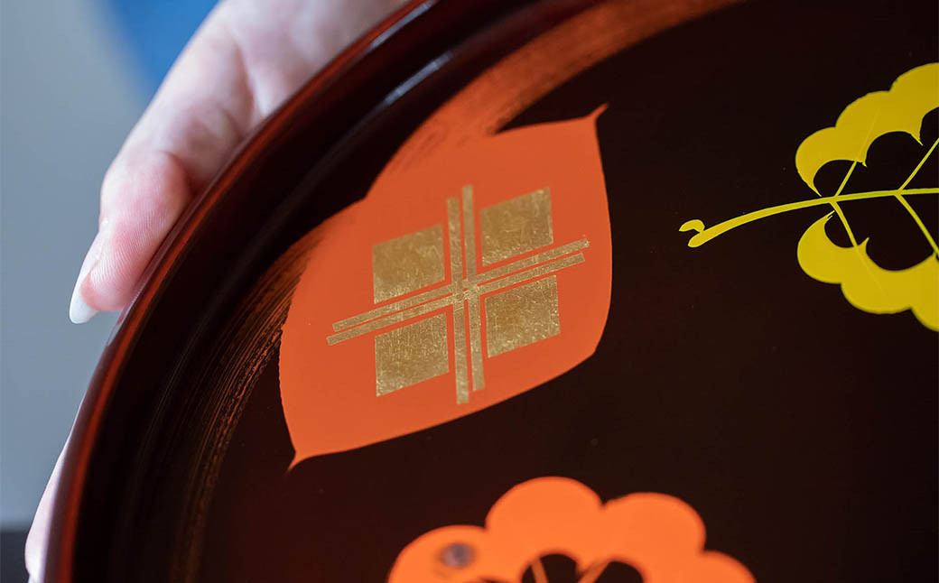 秀衡塗　丸盆　30㎝　柏紋 / 漆器 食器 お盆 漆塗 うるしぬり 手塗り 木製 伝統工芸品 和 お正月 高級 結婚 新築祝い お祝い 贈答 贈り物 プレゼント ギフト 香典返し お返し おもてなし【ocy925-r-kas-30-1】