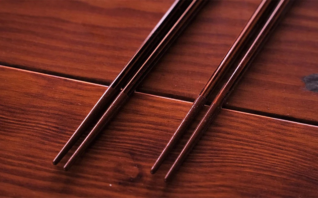 八角箸　花塗り　夫婦　 / 漆器 食器 お箸 はし 夫婦箸 漆塗 うるしぬり 手塗り 木製 伝統工芸品 和 お正月 高級 結婚 新築祝い お祝い 贈答 贈り物 プレゼント ギフト 香典返し お返し おもてなし【ocy927-set-meoto-2A】