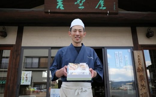 『老舗のお菓子屋さんが作る』 絶品 ロールケーキ ハーフサイズ（モカ） 自家製バタークリーム 岩手県産小麦使用 ショートニング不使用 / ロールケーキ ケーキ 菓子 お菓子 焼き菓子 スイーツ 洋菓子 デザート 甘い 手作り バター 食後のデザート 吉野屋【ysn110-half-mocaB】