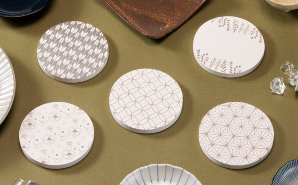 【５枚セット】彫刻・珪藻土コースター / 珪藻土 アスベスト不使用 除湿 耐熱性 耐火性 消臭 吸水 丸 白 ホワイト 和柄 幾何学 おしゃれ かわいい 可愛い かっこいい プレゼント ギフト 贈答 贈り物 お祝い【ksi919-chkk-5A】