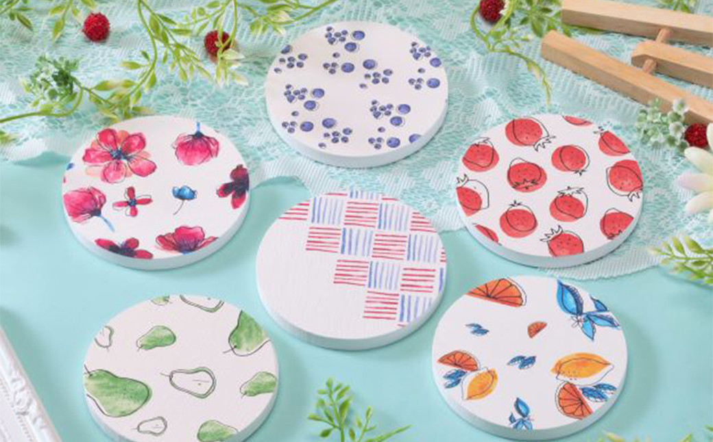 【６枚セット】水彩風・珪藻土コースター / 珪藻土 アスベスト不使用 除湿 耐熱性 耐火性 消臭 吸水 丸 白 ホワイト おしゃれ かわいい 可愛い プレゼント ギフト 贈答 贈り物 お祝い 誕生日【ksi919-suisai-6A】