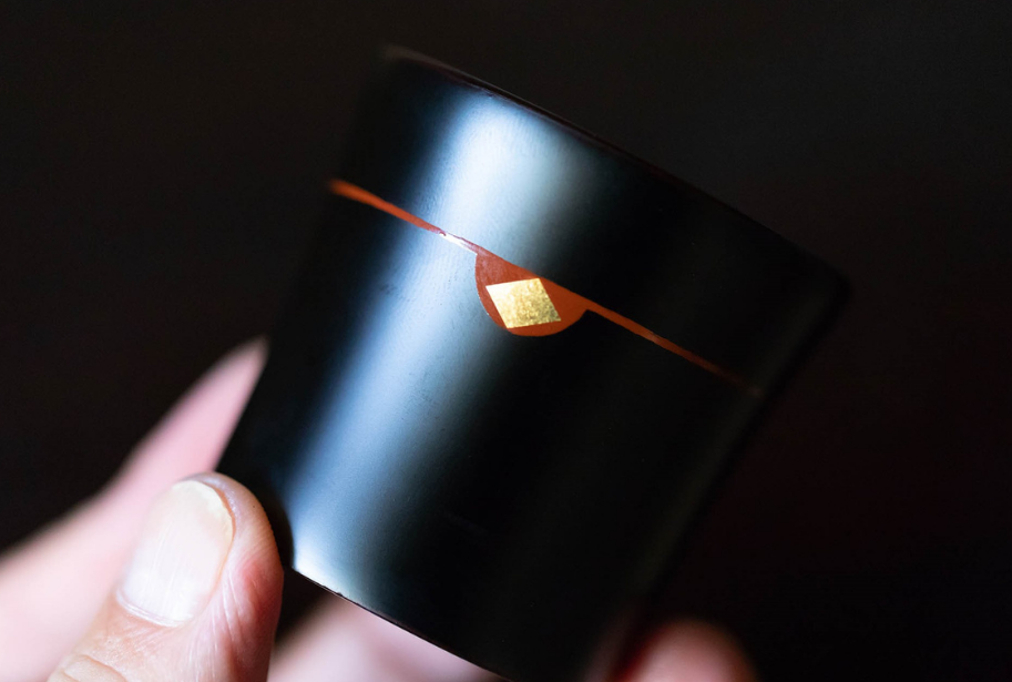 栃ぐいのみ１個　(黒) / 漆器 お酒 おちょこ ぐいのみ グラス 食器 漆塗 うるしぬり 手塗り 木製 伝統工芸品 和 お正月 高級 結婚 新築祝い お祝い 贈答 贈り物 プレゼント ギフト 香典返し お返し おもてなし【ocy924-gui-1-kA】