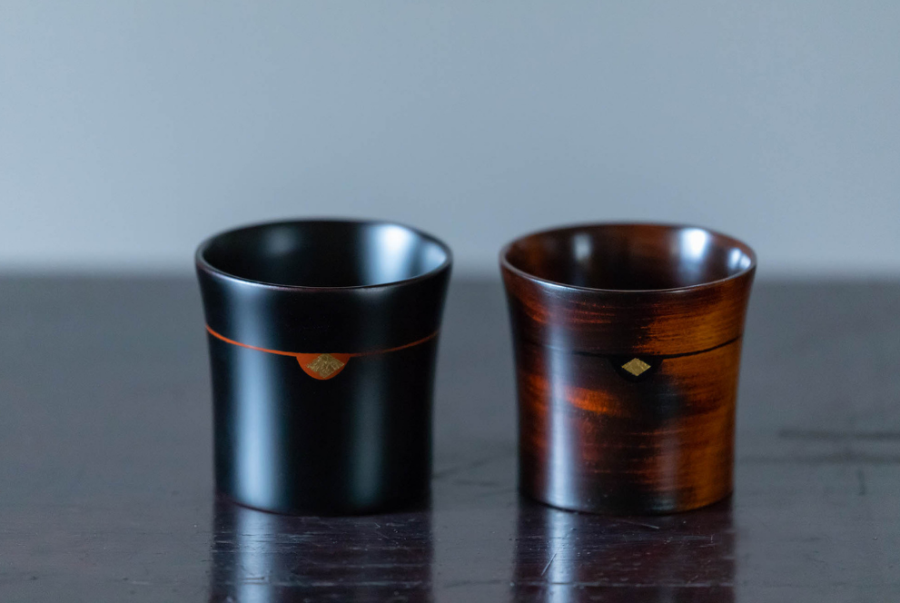 栃ぐいのみ２個　(黒・木目) / 漆器 お酒 おちょこ ぐいのみ グラス 食器 漆塗 うるしぬり 手塗り 木製 伝統工芸品 和 お正月 高級 結婚 新築祝い お祝い 贈答 贈り物 プレゼント ギフト 香典返し お返し おもてなし【ocy924-gui-2-k-wA】