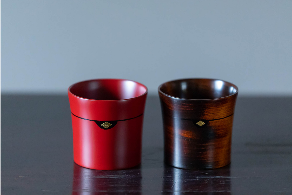 栃ぐいのみ２個　(朱・木目) / 漆器 お酒 おちょこ ぐいのみ グラス 食器 漆塗 うるしぬり 手塗り 木製 伝統工芸品 和 お正月 高級 結婚 新築祝い お祝い 贈答 贈り物 プレゼント ギフト 香典返し お返し おもてなし【ocy924-gui-2-r-wA】