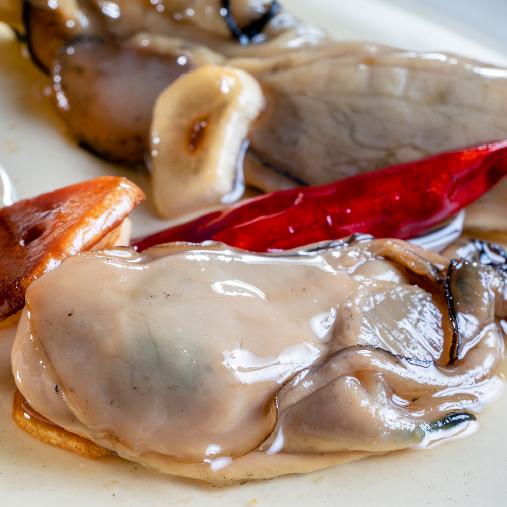 牡蠣燻製オイル漬デュエットA（にんにくオイルS120g×1個 山椒オイルS120g×1個 ★サケ・マス冷燻製S40g×1個★ アラカルト10g×6個入り1セット）