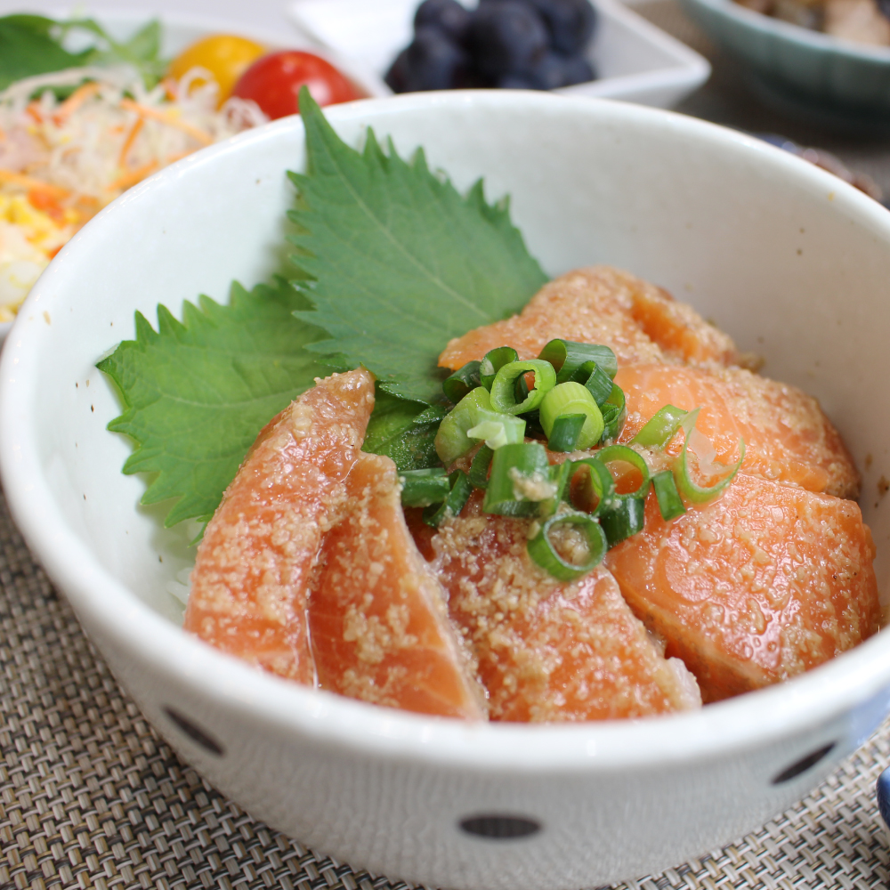 漬け丼の具 (サーモン・ぶり・タラ) お刺身 (しめさば 炙り)セット 味付き 丼 しょうゆたれ ごまたれ｜どんぶり 刺し身 詰め合わせ 福袋 ブリ づけ丼 冷凍 小分け 岩手県大槌町 いわて ご飯のお供 海鮮丼の具 魚 たら 詰合せ 石山水産 海鮮 iwate 三陸 沖 大槌