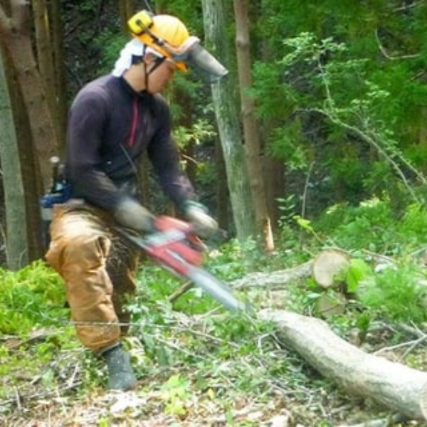 薪割り体験と語り部（体験時間は3時間程度）