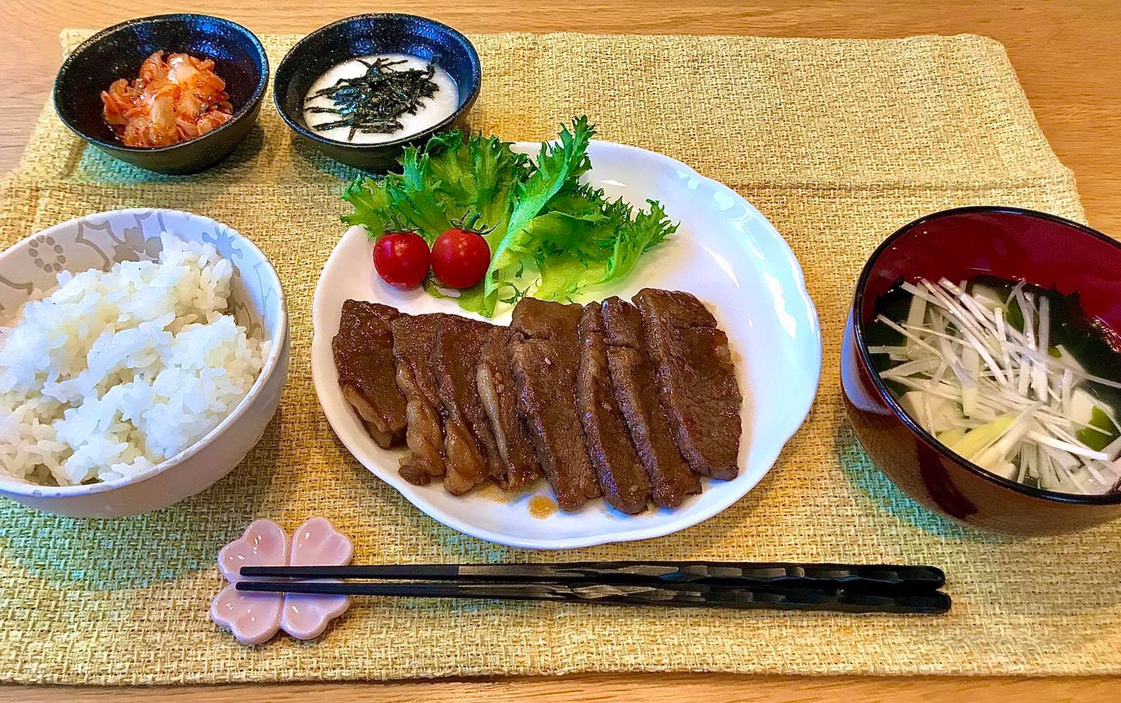 【 6ヶ月定期便 】秘伝のタレ『 漬け肉 』牛肉 4種セット 計600g (各150g×4パック) 牛タン ホルモン カルビ ハラミ｜味付き 焼肉 冷凍 便利 小分け 使い切りサイズ 岩手 いわて iwate 岩手県大槌町