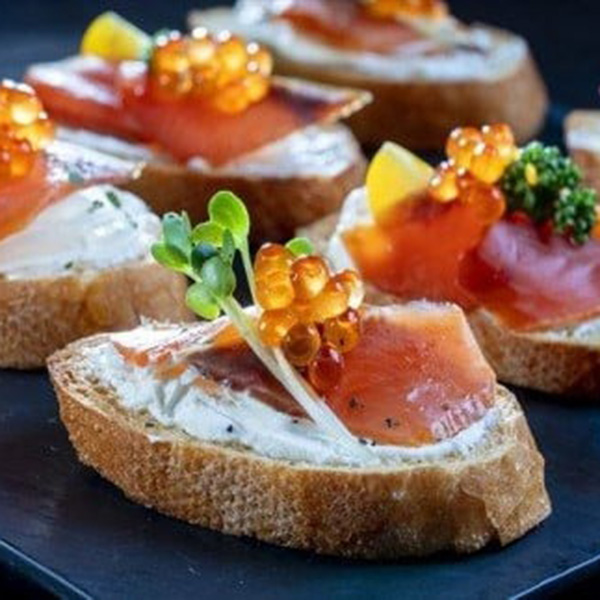 牡蠣燻製オイル漬デュエットA（にんにくオイルS120g×1個 山椒オイルS120g×1個 ★サケ・マス冷燻製S40g×1個★ アラカルト10g×6個入り1セット）