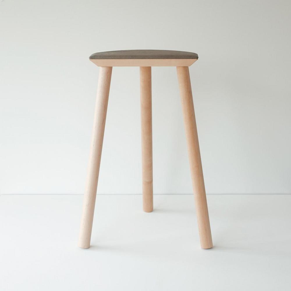 センダイフォルム×山ノ頂 シカガワスツール 鹿革 550 ニビ色【アウトドアグッズ 家具 工芸品 スツール 鹿革 人気 和装 インテリア ファニチャー クラフト 民芸品 仙台市 チェア デザイン 和風 伝統的 自然素材 エコフレンドリー リビング ダイニング】