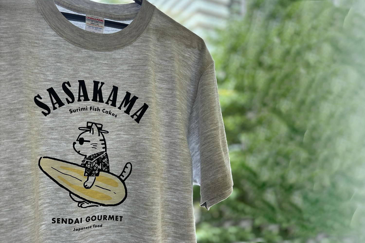 仙台・宮城の観光Tシャツ　「猫と笹かま」Tシャツ　Mサイズ　［T-01］【お土産 観光 Tシャツ 宮城 仙台 笹かまぼこ】