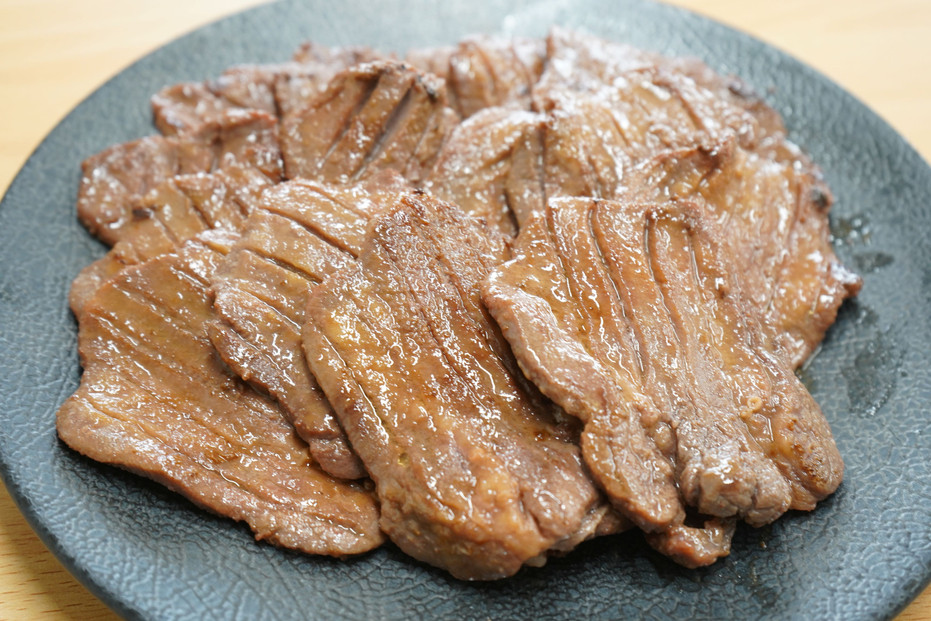 和顔 厚切り牛たんセット[塩味×2ｐ] 1kg(500g×2p)【ふるさと納税 肉 牛肉 牛タン 仙台 名物 グルメ 厚切り プレミアム  ジューシー  人気 ギフト 冷凍保存  食べ比べ 高級 贅沢】