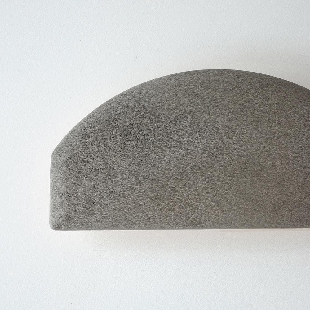 センダイフォルム×山ノ頂 シカガワスツール 鹿革 550 ニビ色【アウトドアグッズ 家具 工芸品 スツール 鹿革 人気 和装 インテリア ファニチャー クラフト 民芸品 仙台市 チェア デザイン 和風 伝統的 自然素材 エコフレンドリー リビング ダイニング】