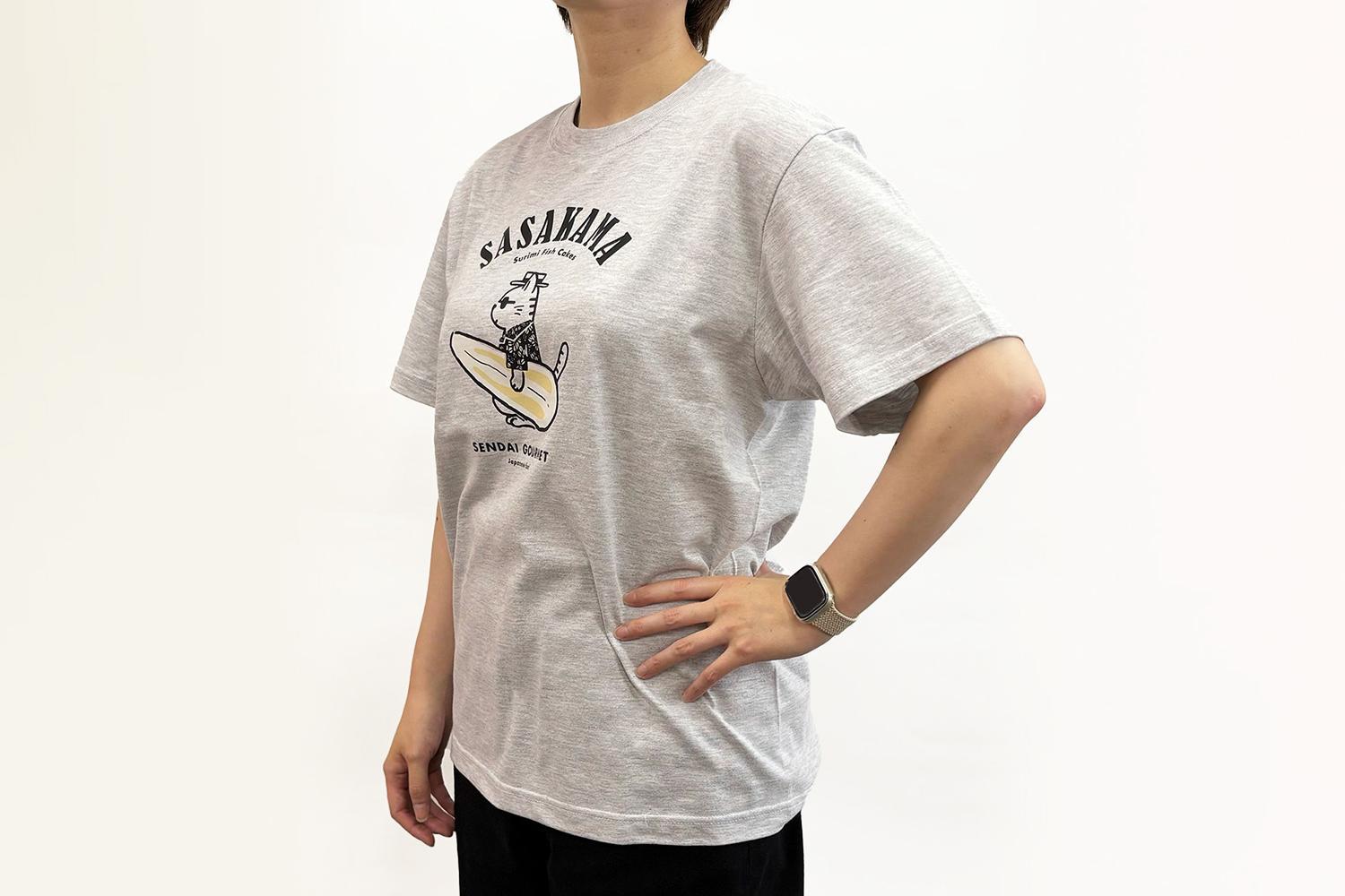 仙台・宮城の観光Tシャツ　「猫と笹かま」Tシャツ　Mサイズ　［T-01］【お土産 観光 Tシャツ 宮城 仙台 笹かまぼこ】