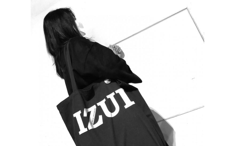 魔法の言葉「いずい」で「もちつもたれつ」IZUI トートバッグ (ブラック)							