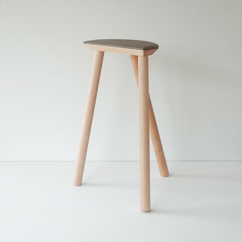 センダイフォルム×山ノ頂 シカガワスツール 鹿革 550 ニビ色【アウトドアグッズ 家具 工芸品 スツール 鹿革 人気 和装 インテリア ファニチャー クラフト 民芸品 仙台市 チェア デザイン 和風 伝統的 自然素材 エコフレンドリー リビング ダイニング】