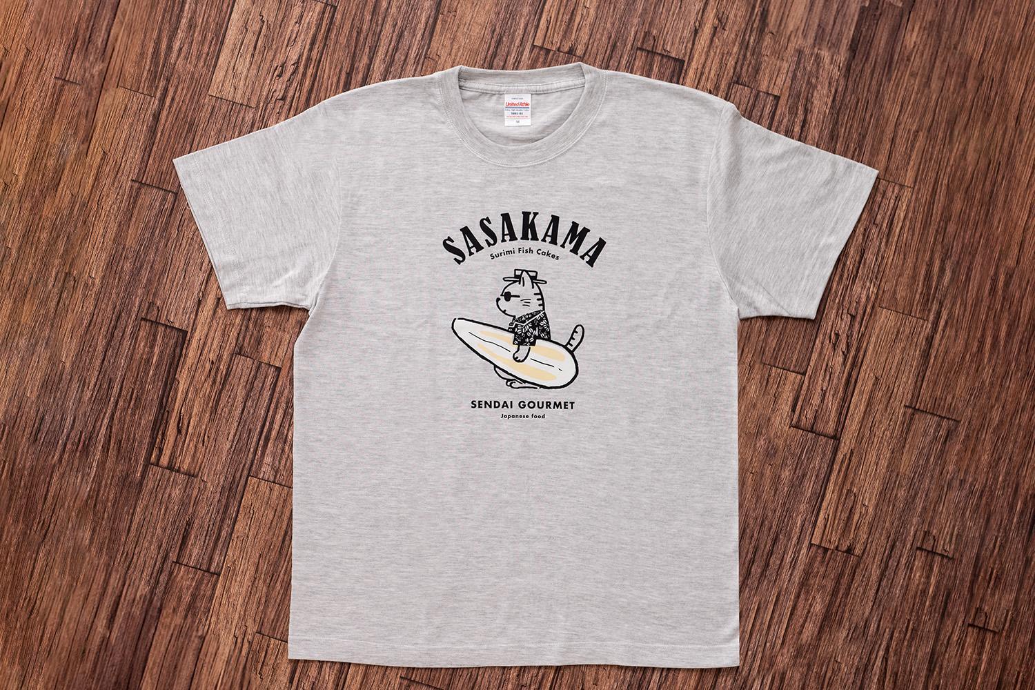 仙台・宮城の観光Tシャツ　「猫と笹かま」Tシャツ  Lサイズ　［T-01］【お土産 観光 Tシャツ 宮城 仙台 笹かまぼこ】