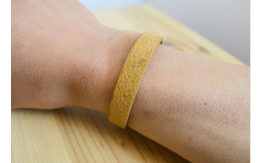 石巻産 野生の鹿革ブレスレット（キャメル）