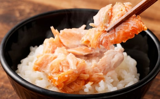 ◆ 訳あり ◆ 塩銀鮭かま 1kg (270g×4) 冷凍 小分け (年内発送 申込〆切12月25日)【 訳あり 規格外 不揃い 鮭 銀鮭 サーモン かま 魚介 海産物 海鮮 宮城県 塩竈市 三晃食品 】 SH00001