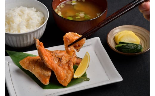 ◆ 訳あり ◆ 塩銀鮭かま 1kg (270g×4) 冷凍 小分け (年内発送 申込〆切12月25日)【 訳あり 規格外 不揃い 鮭 銀鮭 サーモン かま 魚介 海産物 海鮮 宮城県 塩竈市 三晃食品 】 SH00001